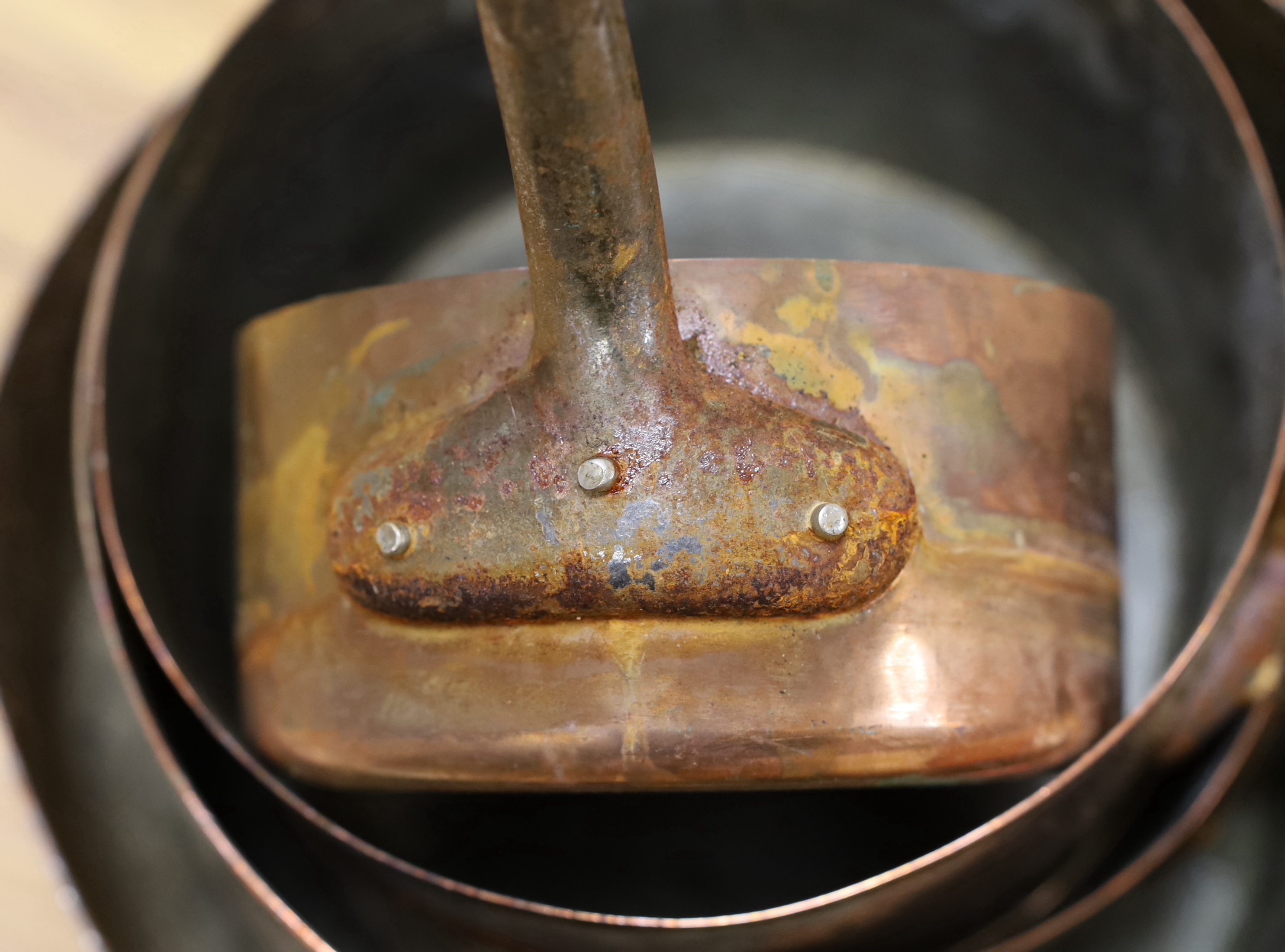 A set of five copper pans, largest diameter 28cm